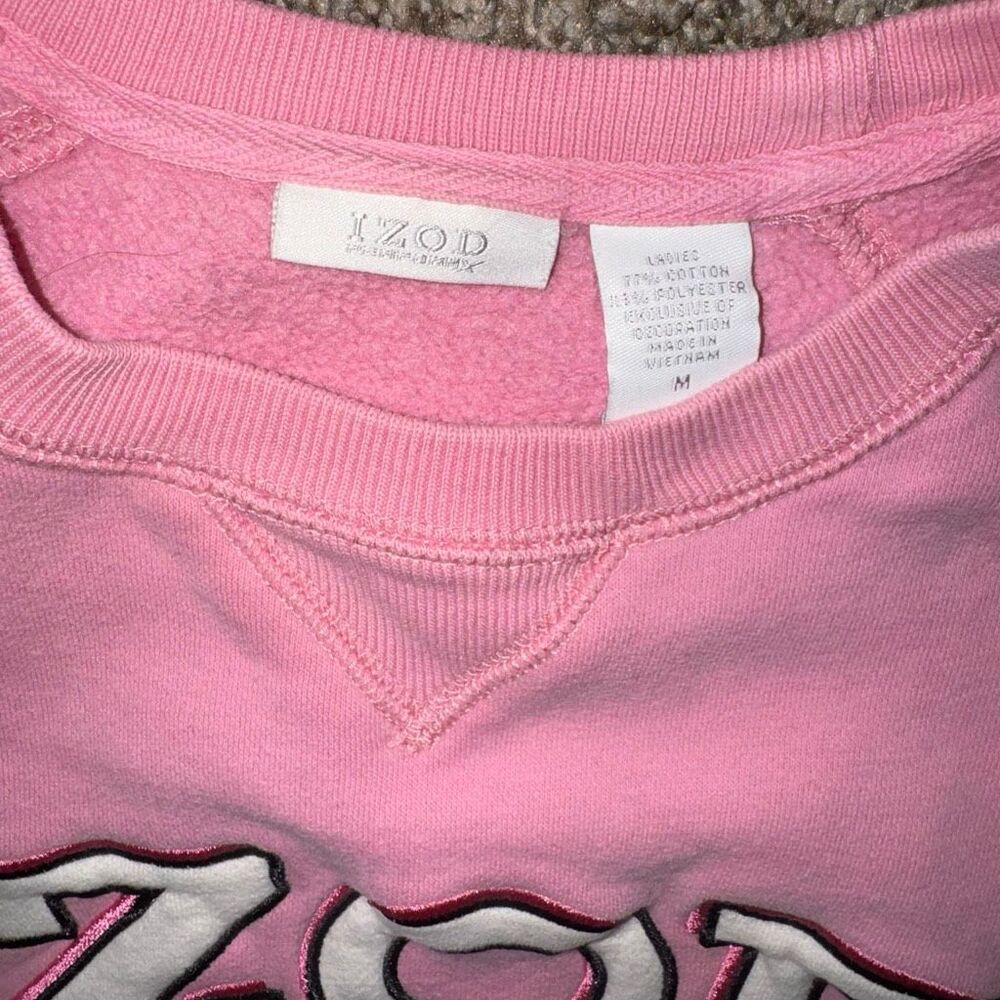 IZOD Women’s Medium Pink Logo Crewneck Sweatshirt Pullover Preppy Y2K - Picture 3 of 3